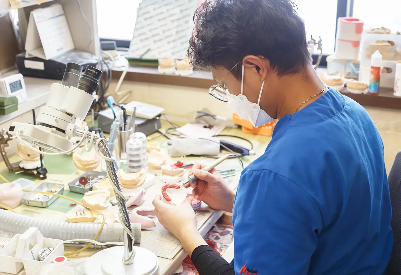 「歯科技工士が常駐、CAD/CAM設備」色も形もぴったりな白い歯